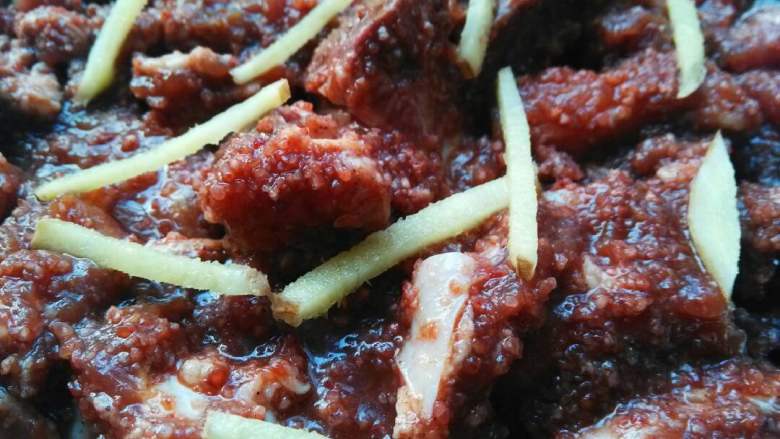 粉蒸肉,最后把腌制好的肉铺在土豆上面,再撒点姜丝上蒸笼蒸半小时左右