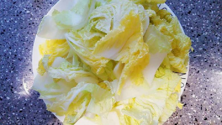 红烧同罗鱼,大火烧开转小火继续煮20分钟,放入白菜,加盐,盖锅盖继续焖5分钟