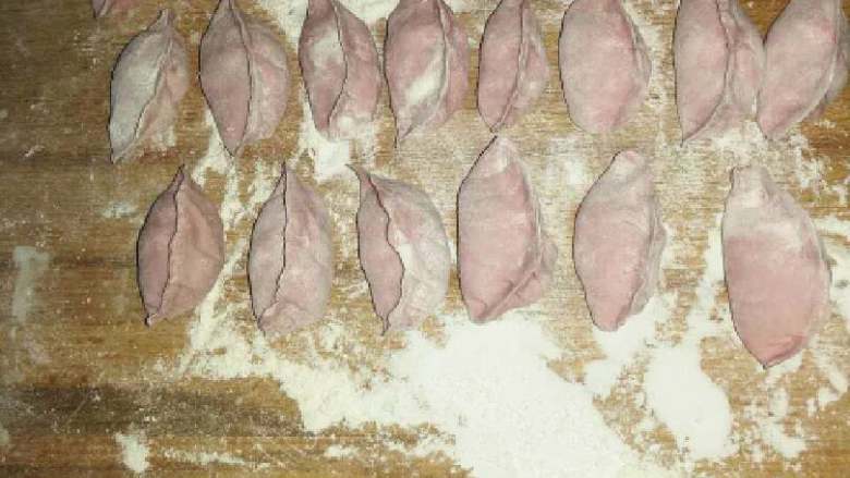 白菜猪肉水饺,面团做成剂子,擀皮。