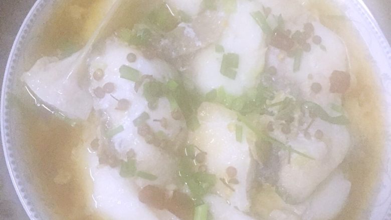 清蒸海白鱼片,把鱼片碗放入已经烧开水的蒸锅里,大约20分钟左右(可以通过锅盖见到鱼片里汤汁冒泡再蒸2至3分钟即可)