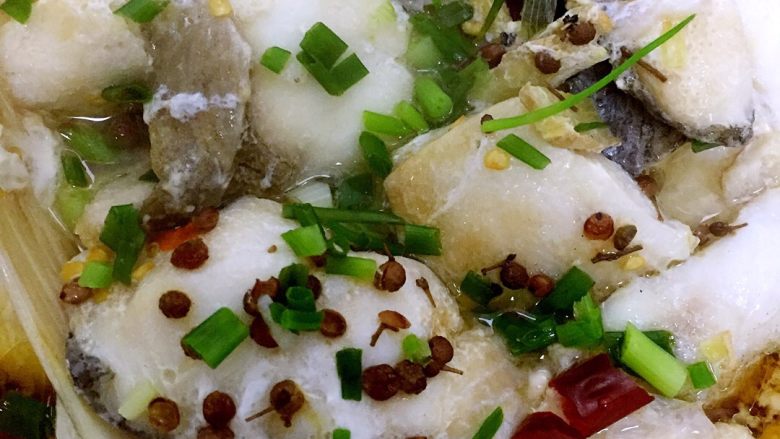清蒸海白鱼片,取出放入小䓤或香菜少许,淋上麻油,便可享受鲜嫩多汁的清蒸海白鱼片😻