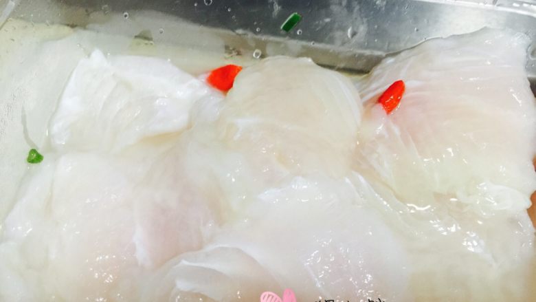 麻辣鱼片儿,鱼片放点淀粉腌制一下,我这个鱼片量有点少。自己在家做买鱼的话可以请商家帮忙片成鱼片。数量应该比我这个多很多