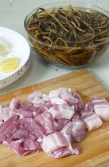 经典家常菜干豆角红烧肉,将干豆角用清水泡，换4、5遍水至干净后，放冰箱冷藏泡至过夜；