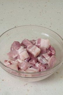 经典家常菜干豆角红烧肉,五花肉、里脊肉切稍厚的片后放入碗中，加入1大勺花生油拌匀。