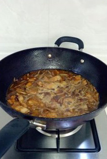 经典家常菜干豆角红烧肉,放入切成段的干豆角，再加入泡豆角的水，及生抽、老抽、白糖、料酒、盐、大火煮开。