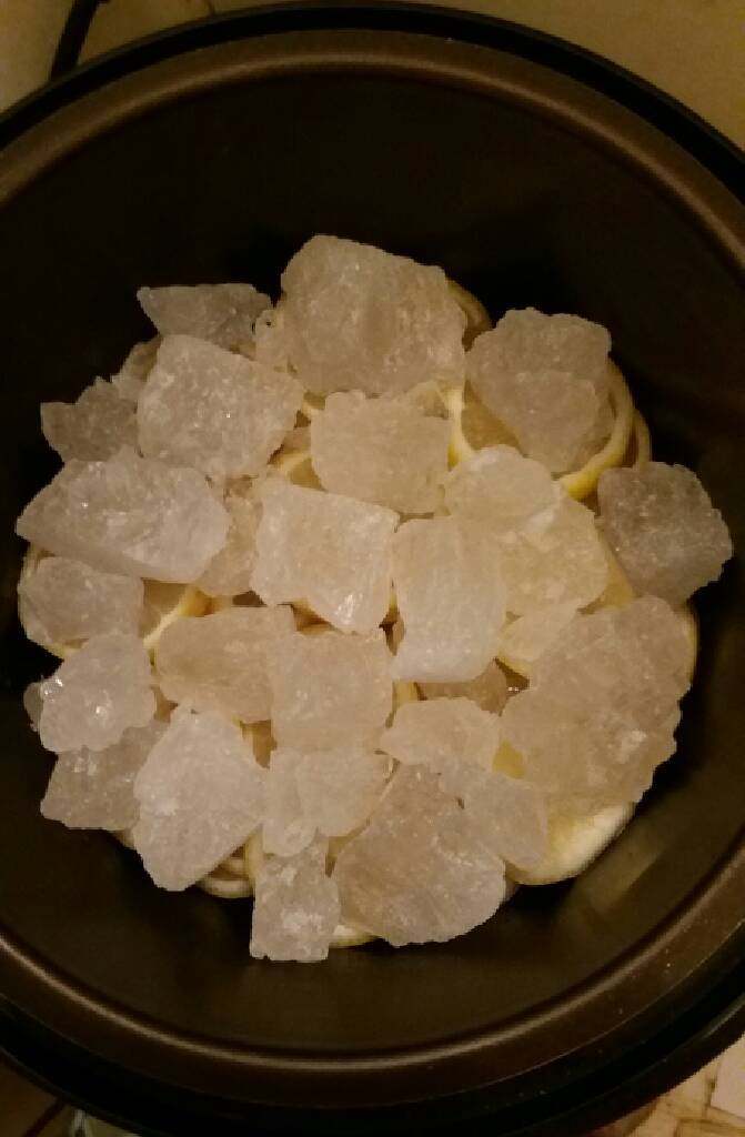 柠檬膏,在柠檬片上放上老冰糖块,按下煮饭键,我是晚上9点钟做的,用了10小时,因为柠檬量多了,还放在锅中收了下汁,边浓稠即可了,