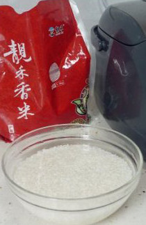 不腥不柴的滑蛋牛肉饭,靓禾香米用清水淘至水清后浸泡1小时左右。