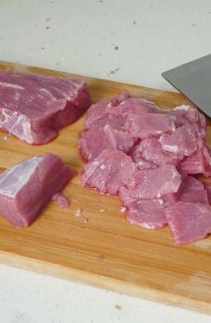 不腥不柴的滑蛋牛肉饭,牛里脊提前泡去血水,换水4-5遍至水清,然后切片。