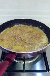 不腥不柴的滑蛋牛肉饭,然后立即倒入蛋液,晃动锅子拌匀。