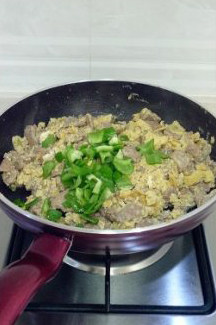 不腥不柴的滑蛋牛肉饭,滑炒至蛋液全部凝固后,加入青椒丁拌匀即可关火。