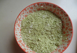 四个四分之一的抹茶红豆磅蛋糕 ,无盐奶油放温暖处软化;低筋面粉、抹茶粉和泡打粉混合过筛;白巧克力隔热水化成液体,烤箱预热180度。