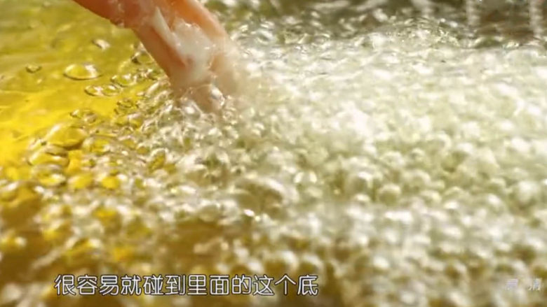 虾骨柔情天妇罗,将裹上脆浆的虾放入油锅中炸至表皮酥脆微黄色即可。