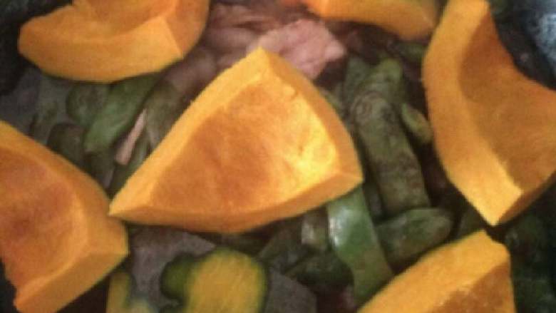 东北猪肉南瓜顿豆角,加入水和盐放入南瓜块煮,水不要太多刚刚沫过豆角就好。
