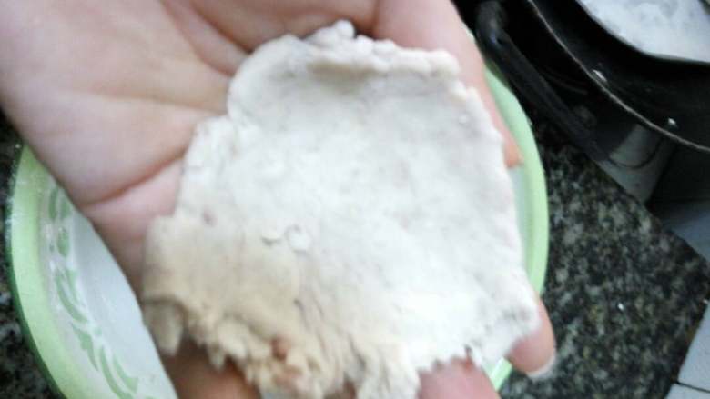 芋肉丸,将醒好的面，拿一小块，捏平也可以用擀面杆擀平