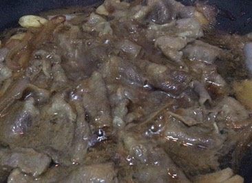 一人食也请走心,来碗温泉蛋牛肉饭,②加入<a style='color:red;display:inline-block;' href='/shicai/ 226'>肥牛</a>片,用锅铲铺平肉片,继续小火约5分钟