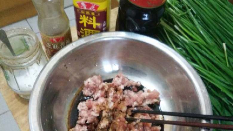 蓬莱饺子,先把肉馅加入盐,胡椒粉,料酒,老抽,味极鲜,香油,(用量根据个人口味酌量)一个方向打散调匀放置入味。