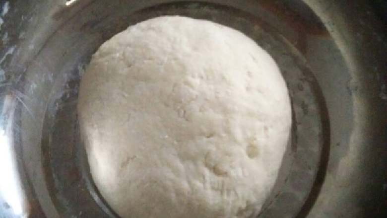 蓬莱饺子,面粉边搅拌便加入放了小量盐温水成棉絮状,反复揉搓,直到盆光面园。盖起醒最少十五到二十分钟。