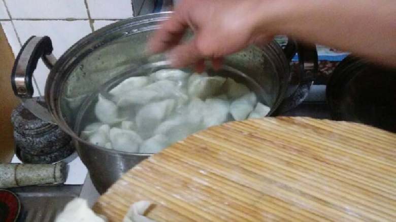 蓬莱饺子,水烧开加一勺盐,快速把饺子下入。用圆头铲子贴地顺方向起锅盖上盖子。水不要太少。等饺子差不多都浮起来加半碗凉水搅一下盖上。(肉蛋点两次,菜馅一次)