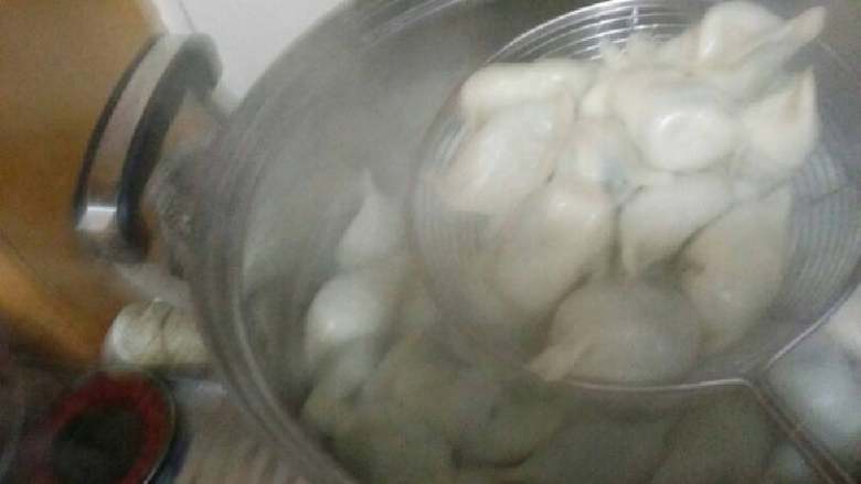 蓬莱饺子,再次开锅,出锅装盘,都捞起后再用漏勺漏一遍。这样不容易粘在一起。