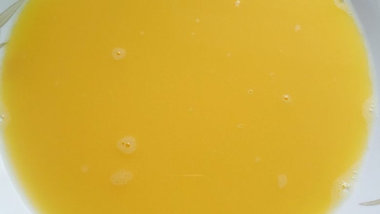 蛤蜊蒸蛋#有个故事#,盖上保鲜膜防止水汽进入碗中,再用牙签戳几个小孔