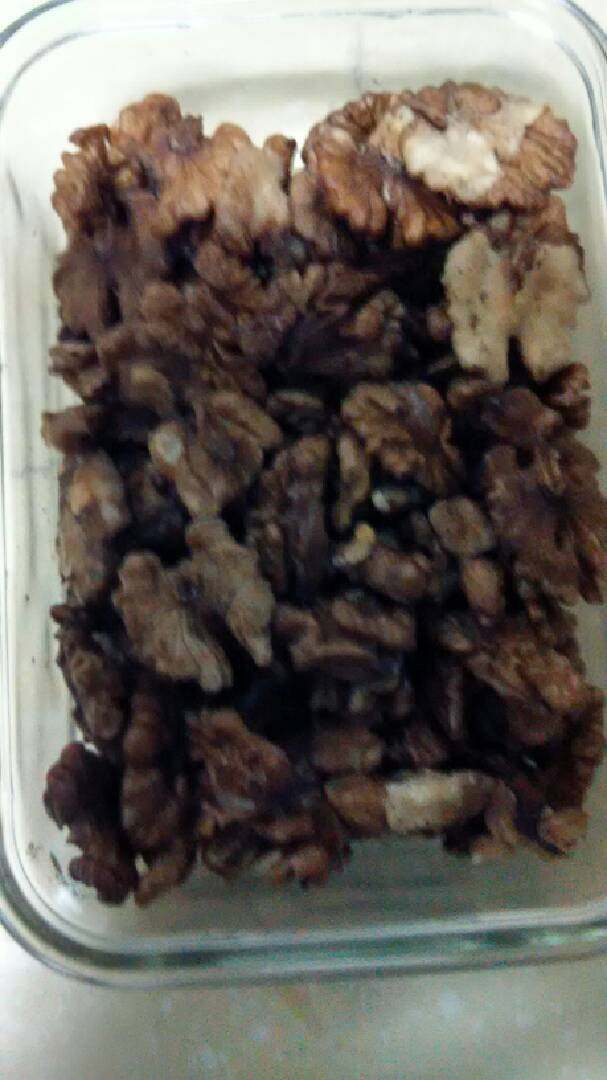 琥珀核桃仁,核桃仁洗净放微波炉,高火加热至熟,有香味出。