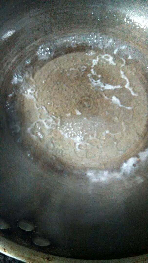 琥珀核桃仁,白糖或冰糖,蜂蜜加水烧开小火熬至起泡,锅铲铲起有力感。
