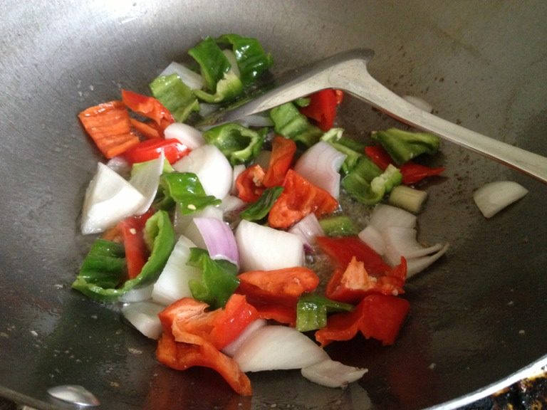 菠萝虾球,青红椒<a style='color:red;display:inline-block;' href='/shicai/ 29'>洋葱</a>切片备用，<a style='color:red;display:inline-block;' href='/shicai/ 597'>菠萝</a>切片用盐水泡一下捞起；