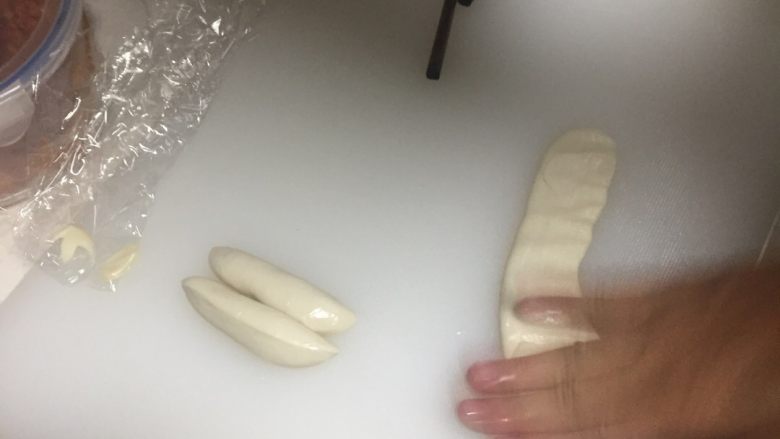 臊子扯面,和好面团醒一回,柔光分成如图小条,抹油后拿保鲜膜盖起来再醒,等30分钟后开始扯即可。