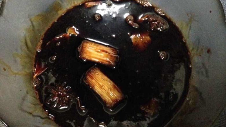 蛋黄香菇肉粽,酱料都准备齐全,按自己喜欢的口味增减调料,把料入锅煮开<a style='color:red;display:inline-block;' href='/shicai/ 866'>冰糖</a>融化后冷却
