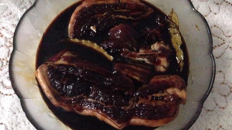 蛋黄香菇肉粽,把肉浸入调料,提前腌制一天,更加入味,期间把肉翻动几次