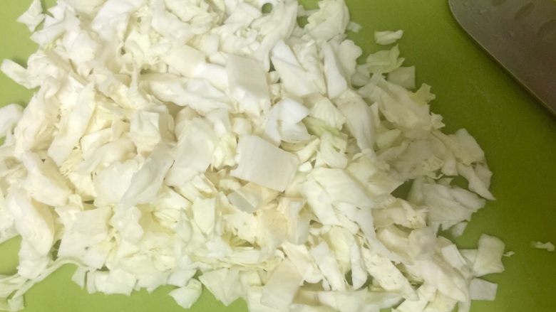 腊味蛋炒饭(约二人份),把椰菜切碎