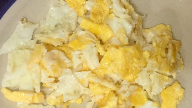 腊味蛋炒饭(约二人份),把鸡蛋用锅铲切碎后上碟备用