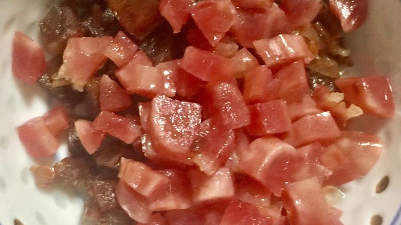 腊味蛋炒饭(约二人份),饭熟后捞出腊肠切碎