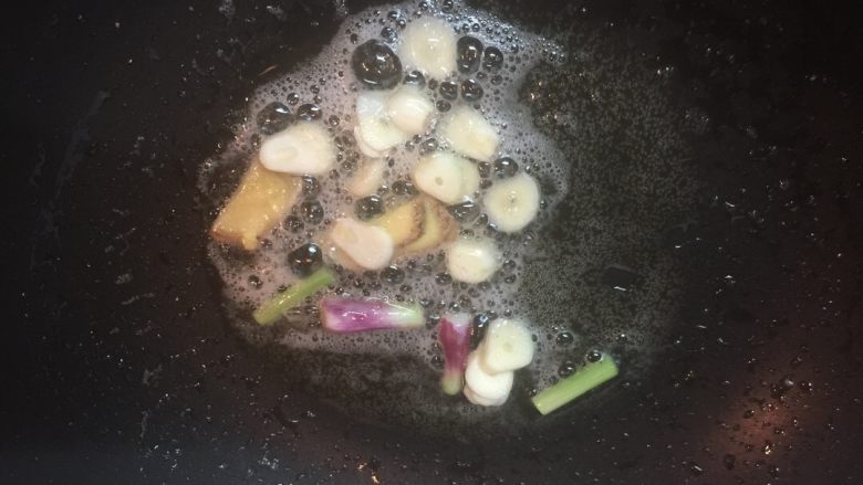 腊味蛋炒饭(约二人份),用刚才煎蛋剩下的油(若油较少可适量再放些)烧热后加入葱白、姜片和蒜片爆香