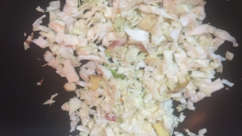 腊味蛋炒饭(约二人份),倒入椰菜翻炒片刻(约3-4分钟)