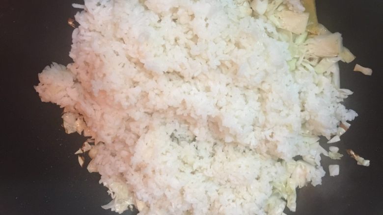 腊味蛋炒饭(约二人份),倒入米饭翻炒均匀