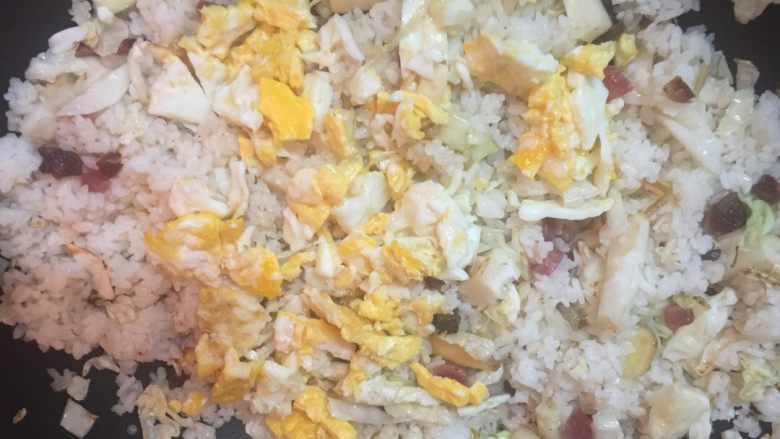 腊味蛋炒饭(约二人份),倒入鸡蛋翻炒均匀,再加入适量盐调味