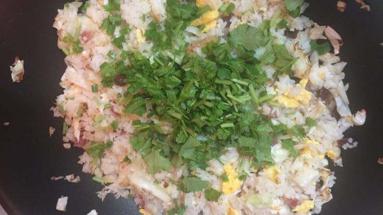 腊味蛋炒饭(约二人份),加入葱花和芫茜碎翻炒片刻即可