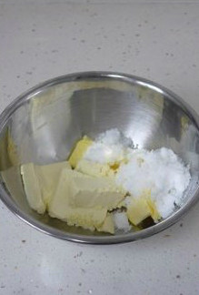 不可小瞧的奶酪土豆麦芬,奶油奶酪、黄油提前取出,室温软化后加入白糖。