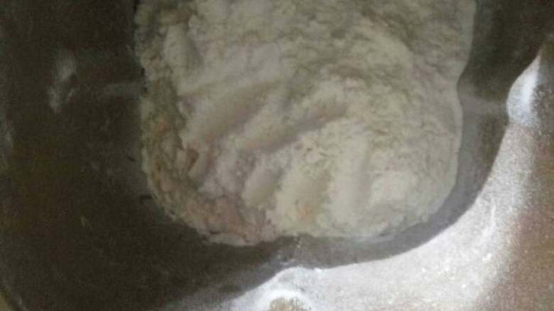 椰蓉面包,和好后加入黄油再按一个和面程序,总共2个和面程序