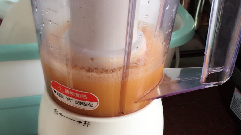 胡萝卜苹果汁  6个月,待冷却后倒放入理料机内窄成汁就可以给宝贝喝了