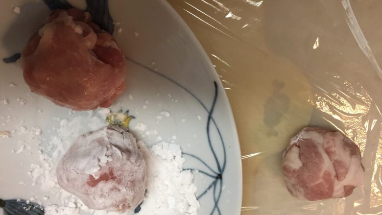 卷肉丸子蔬菜汤,把肉切片,卷成丸子、外沾少许淀粉