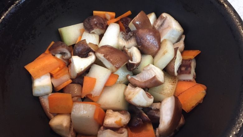 卷肉丸子蔬菜汤,所有蔬菜炒半程熟