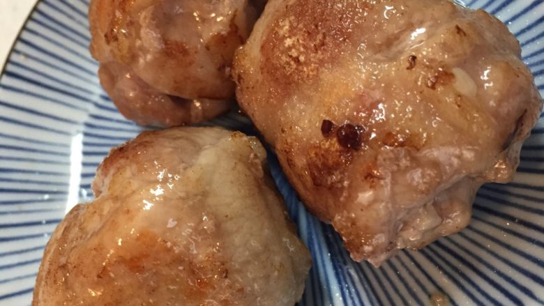 卷肉丸子蔬菜汤,卷好的肉丸用油煎熟,最后放煮菜的锅一起煮