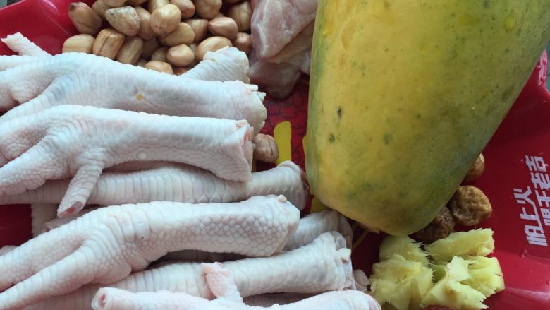 凤爪木瓜汤,<a style='color:red;display:inline-block;' href='/shicai/ 664'>花生</a>提前浸泡，鸡爪洗干净原只砍件均可，<a style='color:red;display:inline-block;' href='/shicai/ 590'>木瓜</a>开边掏出小核后砍件。先把<a style='color:red;display:inline-block;' href='/shicai/ 664'>花生</a>、鸡脚、<a style='color:red;display:inline-block;' href='/shicai/ 2470'>红枣</a>、生姜一起放入汤锅内猛火煲开，后调中小火慢熬。