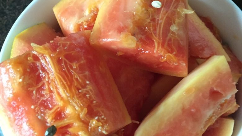 凤爪木瓜汤,约煲一小时后再把切好的木瓜放入锅中再来煲的半小时加盐调味即可。