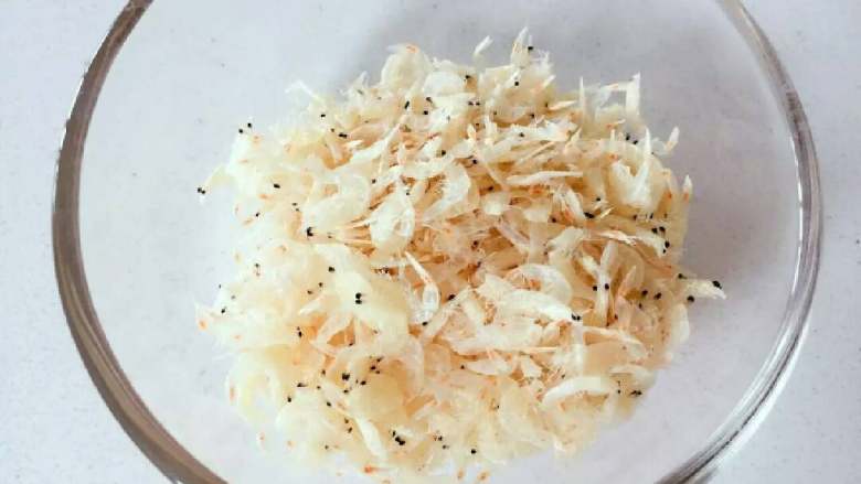 宝宝辅食:自制虾皮粉—宝宝天然“钙库”,辅食的天然调味品!6M+,准备好虾皮
》对质量没把握的,按照下面营养问答中的操作哈,用水冲泡,沥干水分备用。