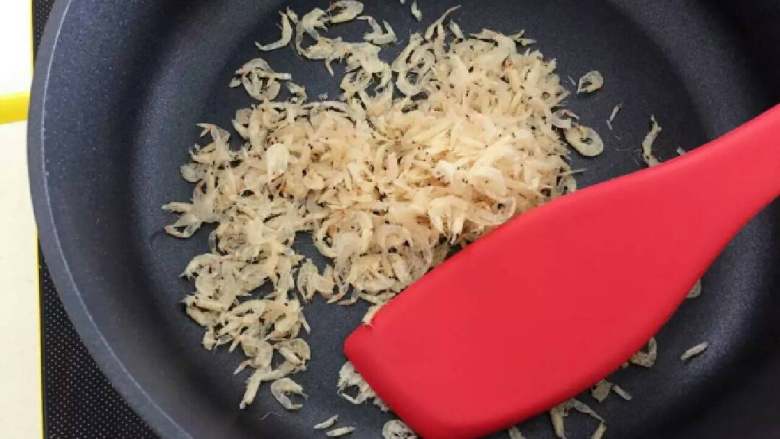 宝宝辅食:自制虾皮粉—宝宝天然“钙库”,辅食的天然调味品!6M+,平底锅无水无油,放入步骤1的虾皮,小火烘干,中间要时不时翻炒下。
》也可以加点白芝麻一起进去烘干,等会磨碎,那样成品会更香哈。
》火候要控制好哈,特别是用明火哈,烘焦了就不能吃啦。
》当然也可以放进烤盘,上下火,120度,烤50分钟左右,中间要经常去翻一翻。