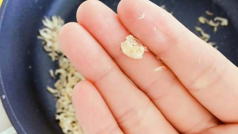 宝宝辅食:自制虾皮粉—宝宝天然“钙库”,辅食的天然调味品!6M+,炒成略微变黄,能闻到淡淡香味,虾皮一捏就碎,这样才能彻底磨碎,而且能保存。
