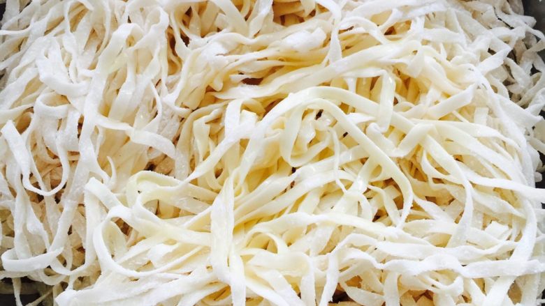 杂蔬、五花肉焖面#面条变身计划#,面条放入盆里、倒入适量食用油拌匀、记得是每根面条都要蘸上油哟……